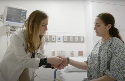 Кодирование Аквилонг в Серпухове Врач держит пациентку за руку